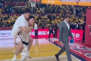 JJB jjb Jingjibao 竞技宝 电竞赛事 体育赛事 体育 电竞-希望没事！任骏飞脚部受伤被背离球场 对阵山西G1仅出战5分35秒